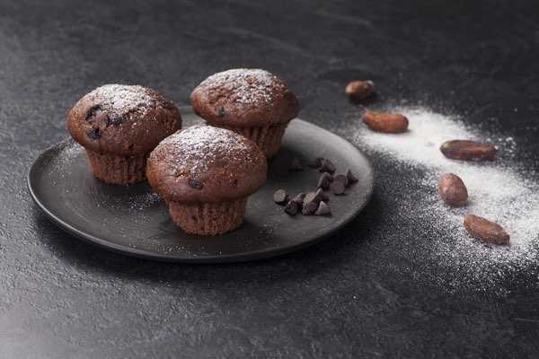 Cestinhos de pão com tomate-cereja